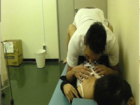 「診察なのに…感じちゃうぅぅ～！！」風邪で敏感になった体に追い撃ちをかけるように触診されてビクンビクン震わす人妻 内科盗撮2　20人　サンプル画像06